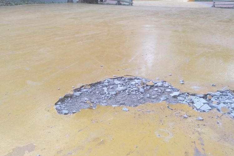 plurr semen yang rusak di jalur skateboard di Taman Puring, Jakarta Selatan, Selasa (14/1/2020)
