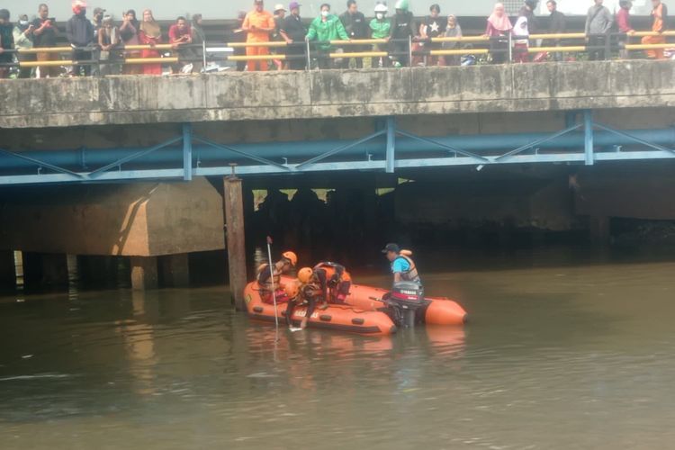 Tim SAR melakukan pencarian terhadap seorang pria yang tenggelam di Kali Banjir Kanal Barat tepatnya di Jembatan Jeling Roxy sekitar pukul 01.00 WIB, Rabu (27/7/2022).