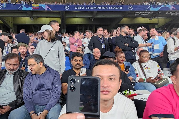 Nicholas Saputra mengabadikan momen final Liga Champions UEFA 2023 di Turki menggunakan Oppo Find N2 Flip. 