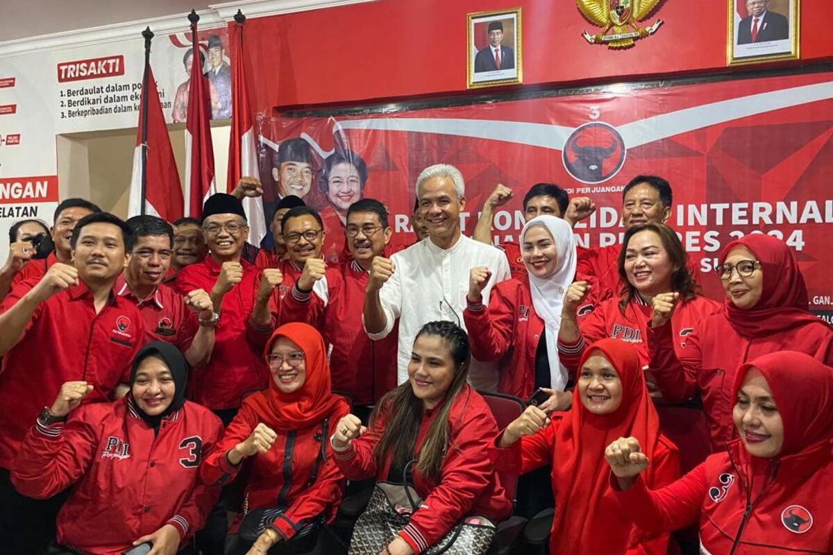 Capres PDI Perjuangan, Ganjar Pranowo saat berfoto bersama Pengurus DPD Sulsel di Jalan Gunung Bawakaraeng, Kota Makassar, Jumat (28/4/2024) malam.