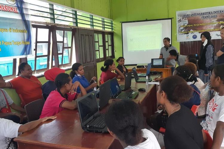 Pelaksanaan pelatihan komputer bagi warga Kampung Skouw Mabo yang dijadikan Desa Bersih Narkoba Bersinar oleh BNNP Papua, Jayapura, Papua, Selasa (12/7/2022)