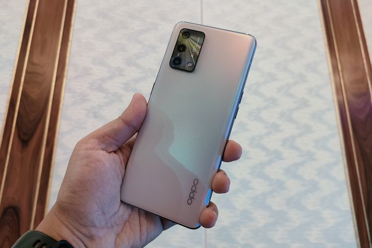 Tampilan belakang Oppo A95 dengan warna mirip Aurora Reno6.