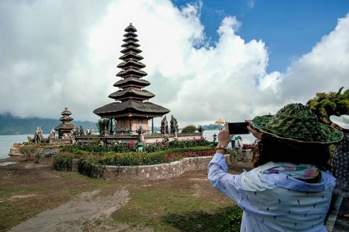 Kunjungan Turis Asing ke Pura Ulun Danu Bali Naik 30 Persen