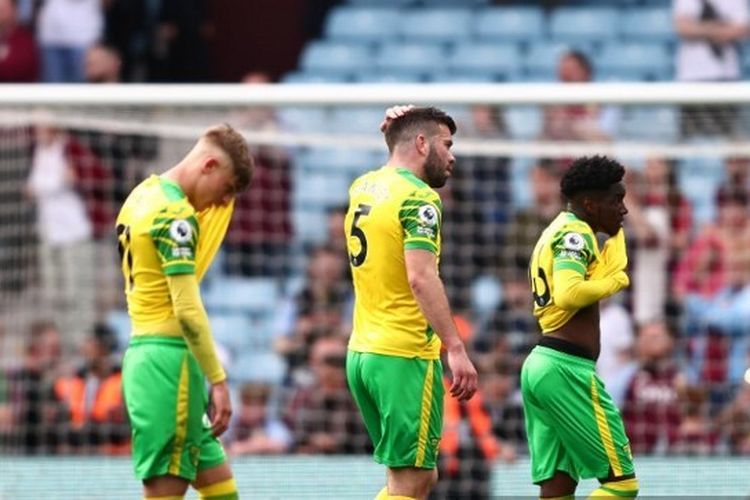 Tiga pemain Norwich City tampak sangat kecewa setelah kalah 0-2 dari Aston Villa pada laga pekan ke-35 Liga Inggris, Sabtu (30/4/2022). Kekalahan dari Aston Villa membuat Norwich City dipastikan turun kasta atau degradasi ke Divisi Championship musim depan.