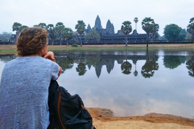 Wisatawan menikmati pagi di Angkor Wat, Angkor, Siem Reap, Kamboja, Sabtu (23/2/2019).