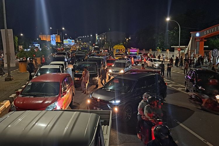 Puluhan Kendaraan Terjebak Macet Akibat Mahasiswa Blokade di Jalan AP Pettarani Makassar