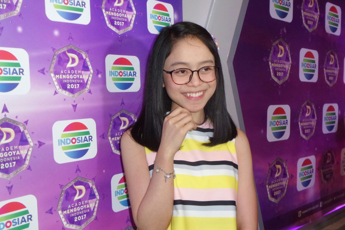 Penyanyi dangdut Lesti Andryani dalam sesi wawancara usai jumpa pers DAcademy Menggoyang Indonesia di SCTV Tower, Jakarta Pusat, Kamis (7/9/2017).