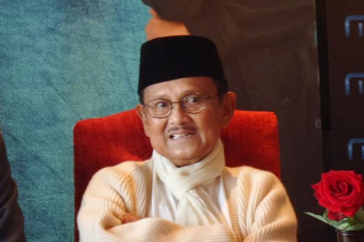 Presiden RI ketiga Bacharuddin Jusuf Habibie dalam jumpa pers launching single OST Soundtrack film Rudy Habibie yang berjudul Mencari Cinta Sejati, di Gedung MD Place, Setiabudi, Jakarta Selatan, Jumat (20/5/2016).