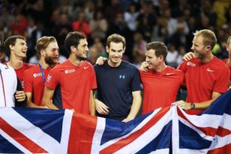 Petenis Inggris, Andy Murray (kaus hitam) berpose bersama tim Inggris setelah memenangi laga melawan Amerika Serikat pada babak pertama Piala Davis Grup Dunia di Glasgow, Minggu (8/3/2015).
