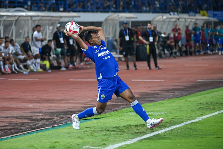 Robi Darwis Hengkang, Persib Kehilangan Jagoan Lemparan ke Dalam