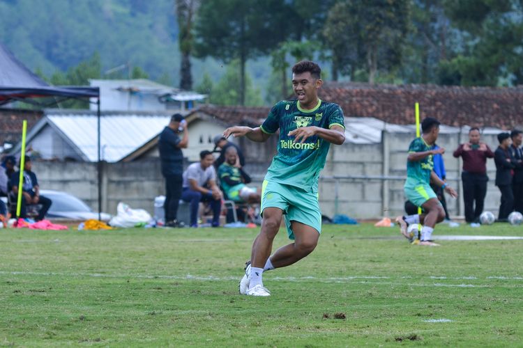 Gelandang Persib Abdul Aziz dalam sesi latihan tim di lapangan sepak bola Nurul Fikri Boarding School dalam mempersiapkan pertandigngan di Kompetisi Liga 1 2022-2023.