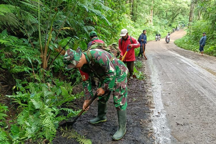 Petugas saat melakukan pembersihan di jalur erek-erek Taman Wisata Alam TWA Kawah Ijen Banyuwangi 