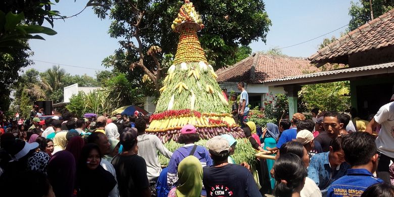 Penampakan tumpeng raksasa pada acara sedekah bumi di Dusun Banjarkerep, Desa Banjardowo, Kecamatan Jombang, Kabupaten Jombang, Jawa Timur, Sabtu (7/9/2019).