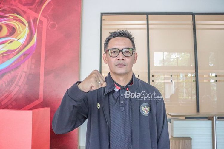 CEO Bandung Premier League, Doni Setiabudi, saat menyerahkan berkas pendaftaran sebagai calon ketua umum, wakil ketua umum, dan anggota Komite Eksekutif PSSI periode 2023-2027 di GBK Arena, Senayan, Jakarta, Senin (16/1/2023). 