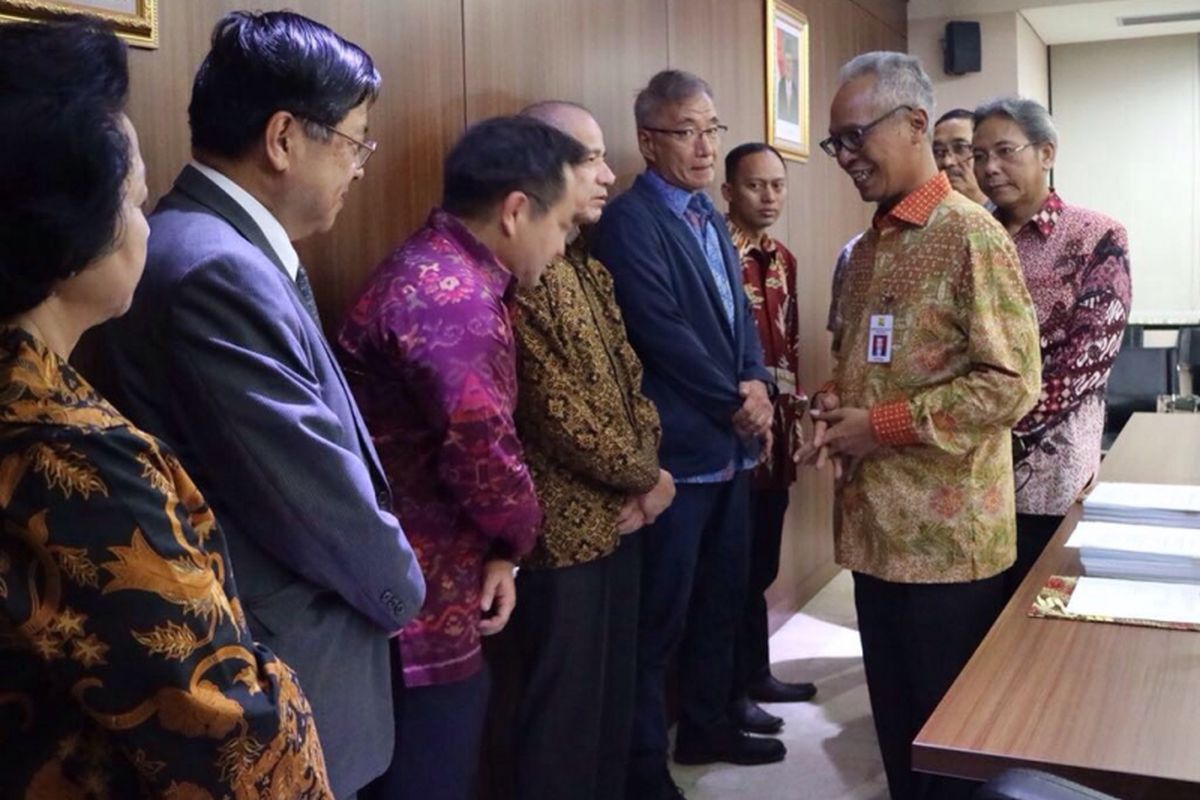 Suasana penandatangan kontrak kerja sama pembangunan Sistem Pengolahan Limbah Terpusat (Jakarta Sewerage) Zona 1, di Jakarta, Jumat (07/07/2017). 