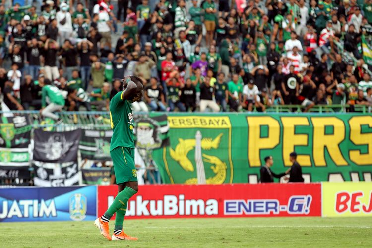 Pemain Persebaya Surabaya Makan Konate gaggat mengeksekusi tendangan pinalti saat melawan Bhayangkara FC pada babak penyisihan Piala Gubernur Jatim 2020 yang berakhir dengan skor 1-0 di Stadion Gelora Bangkalan, Jawa Timur, Rabu (12/02/2020) sore. 