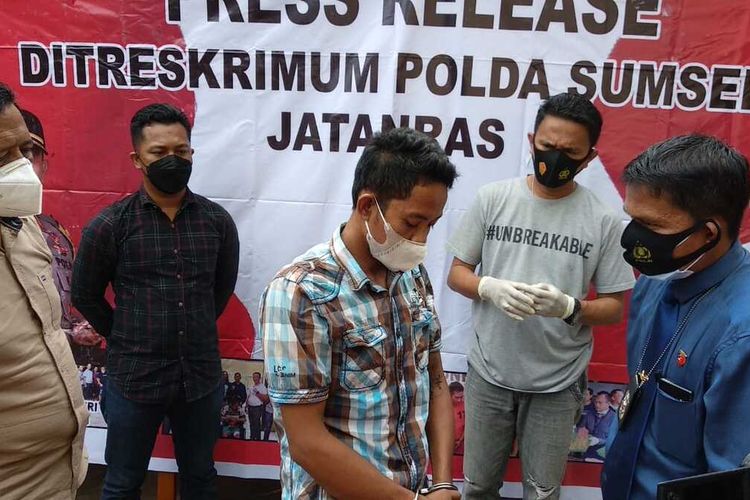 Tersangka S (34) yang merupakan pelaku penyiraman air keras terhadap wanita saat berada di Polda Sumatera Selatan, Selasa (15/6/2021).