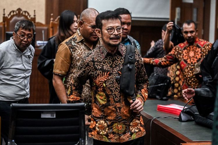 Terdakwa kasus pemerasan dan gratifikasi Syahrul Yasin Limpo (tengah) berjalan meninggalkan ruangan usai mengikuti sidang pembacaan eksepsi di Pengadilan Tipikor, Jakarta, Rabu (13/3/2024). Dalam pembacaan eksepsi yang disampaikan Syahrul melalui tim penasihat hukumnya, terdakwa meminta majelis hakim untuk membebaskan dirinya dari tahanan dengan alasan surat dakwaan yang disusun oleh jaksa KPK tidak cermat, jelas, dan lengkap. ANTARA FOTO/ Rivan Awal Lingga/rwa.