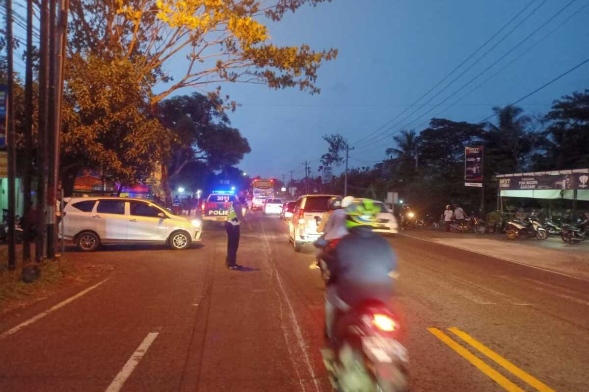 Dua orang jadi korban tabrakan antara mobil dengan sepeda motor di Gunung Gempal, Giripeni, Kabupaten Kulon Progo, Daerah Istimewa Yogyakarta. Peristiwa itu terekam kamera pengawas sekitar lokasi tabrakan. Polisi tengah mengolah TKP kecelakaan .