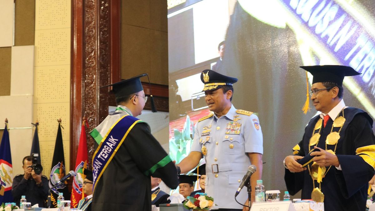 Unsurya Kukuhkan 414 Lulusan dan 2 Guru Besar, Dua Wisudawan Raih IPK 4,00