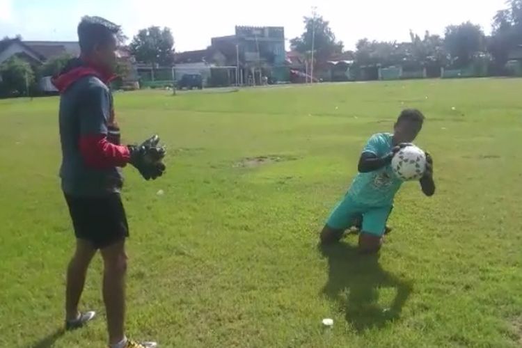 Penjaga gawang Persebaya Surabaya Angga Saputra latihan bersama keponakanya selama wabah virus corona.
