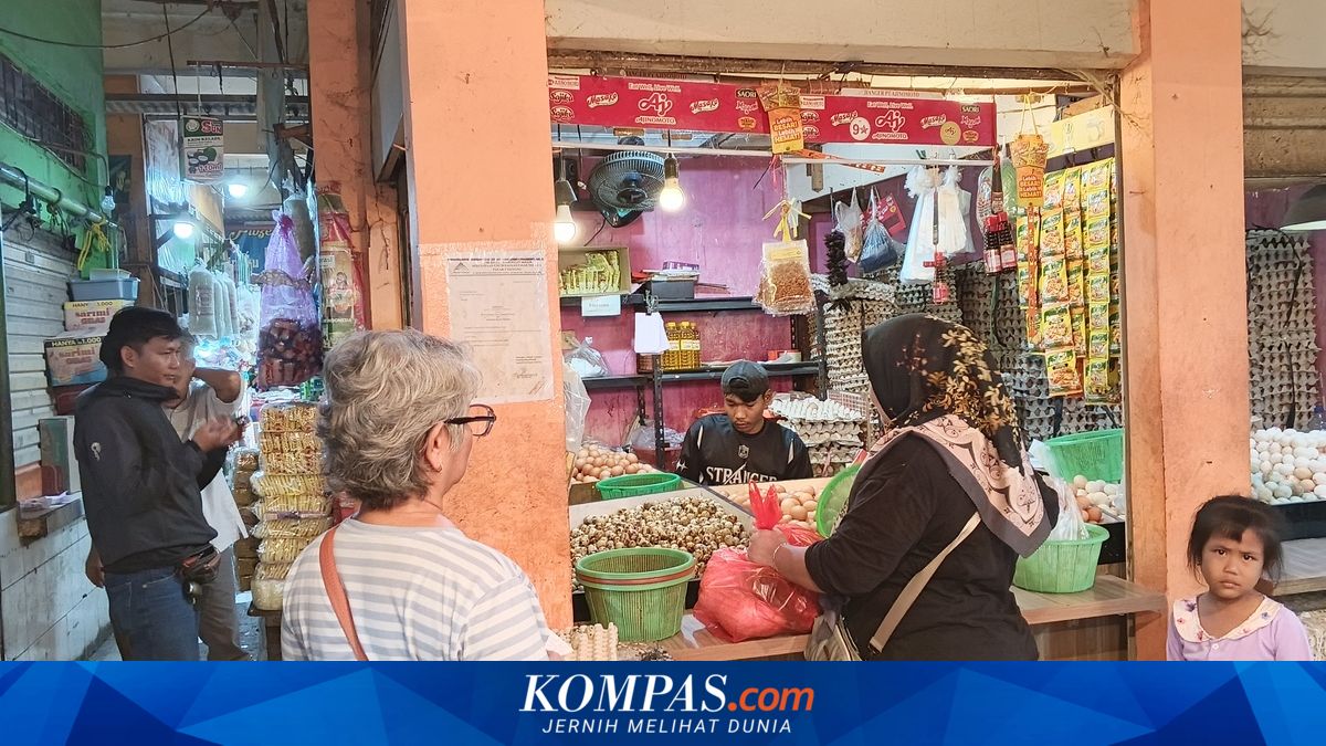 Libur MBG Bikin Harga Telur dan Ayam Turun di Pasar Cibinong, Pedagang Khawatir Bakal Naik Lagi