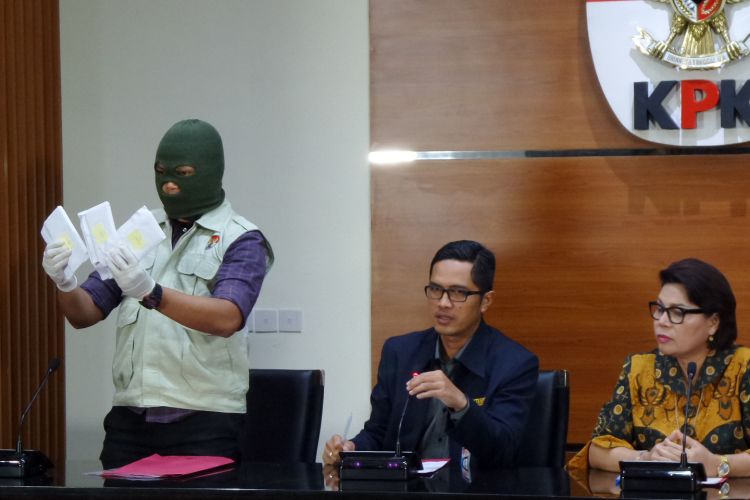 Wakil Ketua KPK Basaria Panjaitan saat menggelar konferensi pers terkait operasi tangkap tangan pejabat PT PAL Indonesia, di Gedung KPK Jakarta, Jumat (31/3/2017).