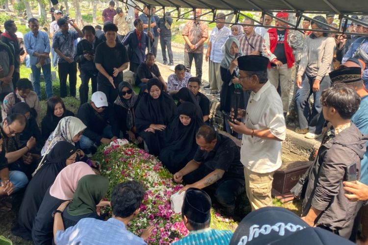 Proses pemakaman ibunda Armuji, Kamis (7/8/2025).