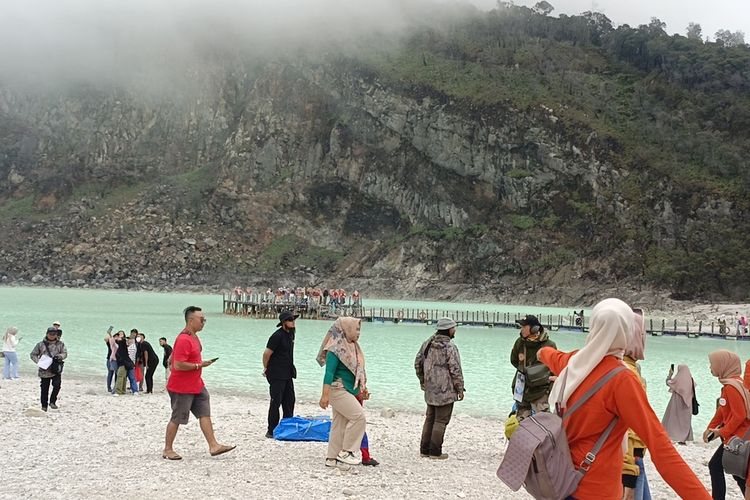 Sejumlah wisatawan tengah berkunjung ke obyek wisata, Kawah Putih, Ciwidey, Kabupaten Bandung, Jawa Barat, Rabu (12/2/2025)