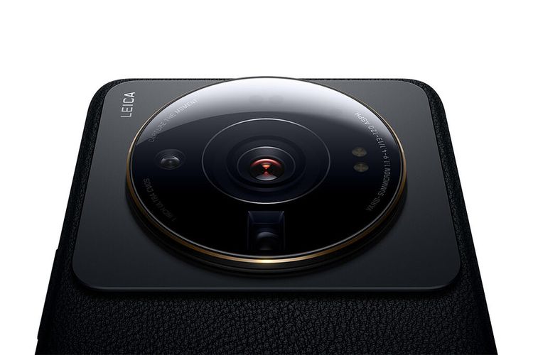 Bagian punggung Xiaomi 12S Ultra dihuni oleh tiga sensor kamera dan dua buah lampu LED.