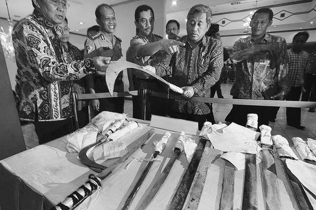 Menteri Pendidikan dan Kebudayaan Mohammad  Nuh, Jumat (20/4), memeriksa  senjata tajam   para pelajar sekolah menengah di Jakarta dan Bekasi yang terjaring razia  Polda Metro Jaya. Sebanyak 73 pelajar ditangkap pekan ini.