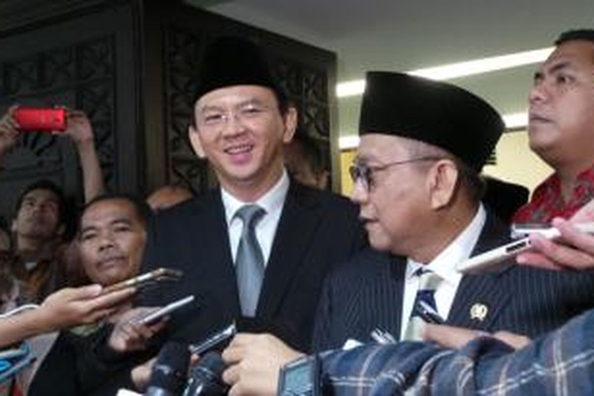 Gubernur DKI Jakarta Basuki Tjahaja Purnama bersama Wakil Ketua DPRD DKI Jakarta Mohamad Taufik seusai paripurna, di Gedung DPRD DKI, Rabu (16/9/2015).  