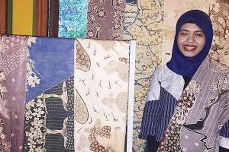 Nuri Ningsih Hidayati (23) dengan batik-batik karyanya. Motif batik 'japanese style' tampak menghiasi kain -kain batik Nuri.