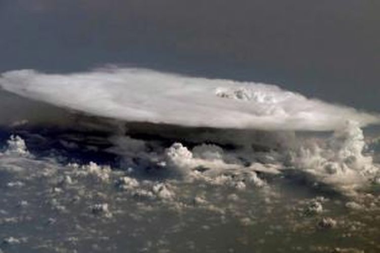 Awan cumulonimbus di atas benua Afrika. Adalah hasil dari ketidakstabilan atmosfer. Energi awan ini dikaitkan dengan hujan lebat, petir, kecepatan angin yang tinggi dan tornado.