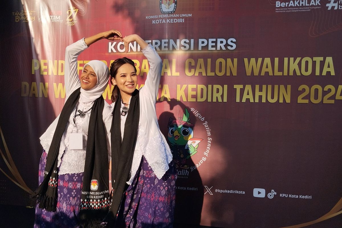 Pasangan Feronica-Regina berpose usai mendaftar Pilkada Kota Kediri Jawa Timur, di kantor KPU setempat, Kamis (29/8/2024)