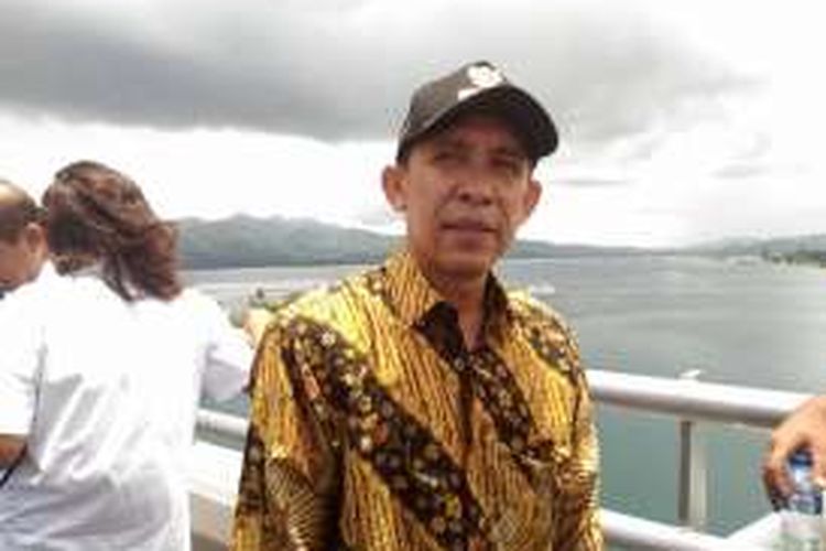Gubernur Maluku Said Assagaff saat meninjau uji coba pengoperasian Jembatan Merah Putih di Ambon, Kamis (3/3/2016)