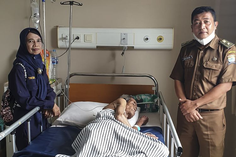 Abdul Roni atau Wak Kencot pria lansia yang tinggal sebatang kara saat menjalani perawatan di Rumah Sakit Bari Palembang.