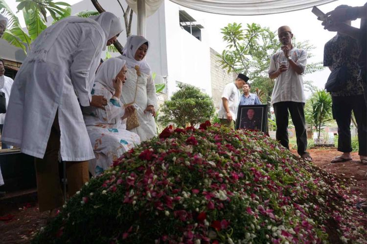Suasana duka mengiringi kepergian jenazah  Dodi Junaidi, Warga korban jatuhnya pesawat Lion Air JT 610 yang pagi ini  dimakamkan di Tempat Pemakaman Umum Seroja, Bintaro, Jakarta Selatan, Senin (5/11/2018).