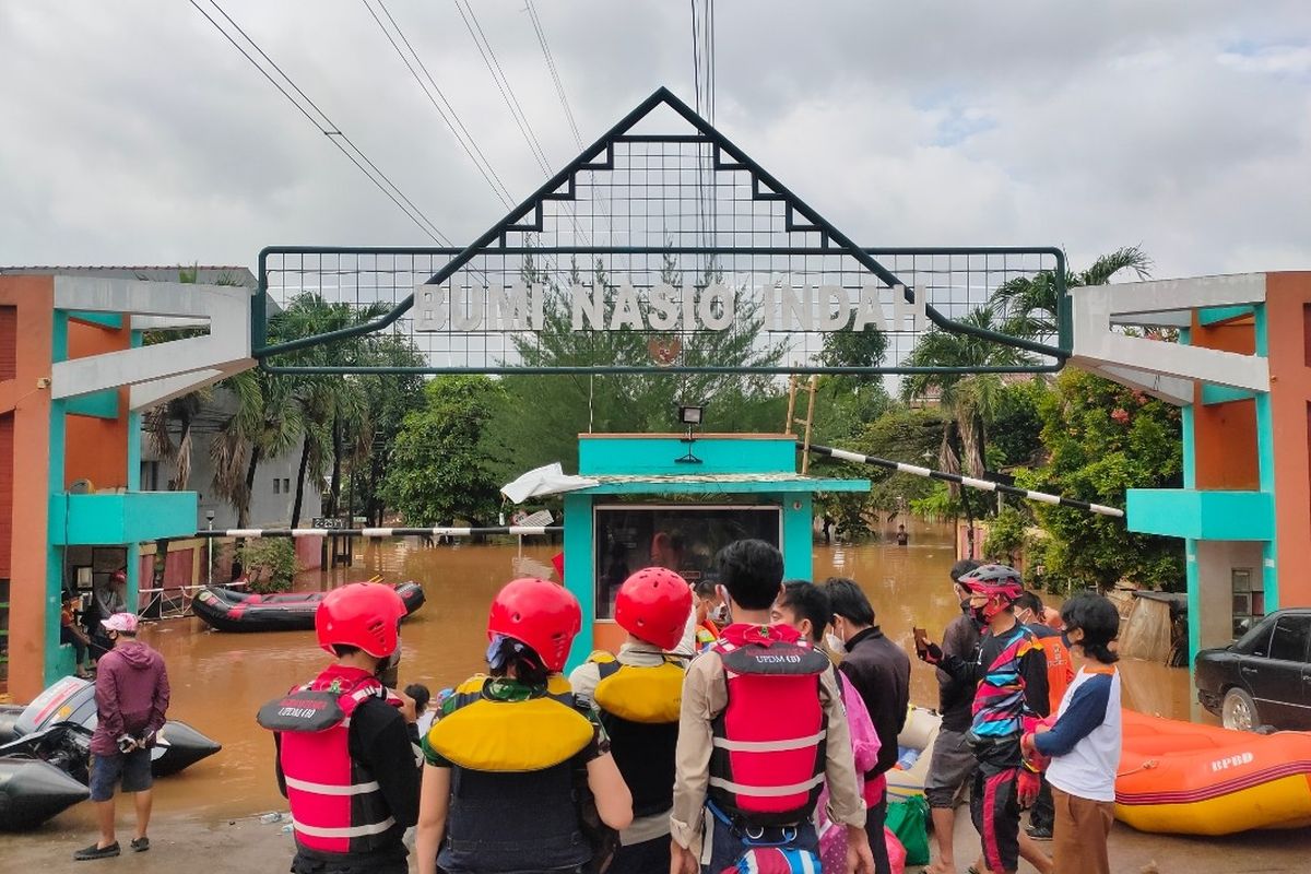 Sejumlah petugas bersiap mengevakuasi dan mengantarkan logistik ke warga terdampak banjir di Perumahan Bumi Nasio Indah, Jati Asih, Bekasi, Minggu (21/2/2021)