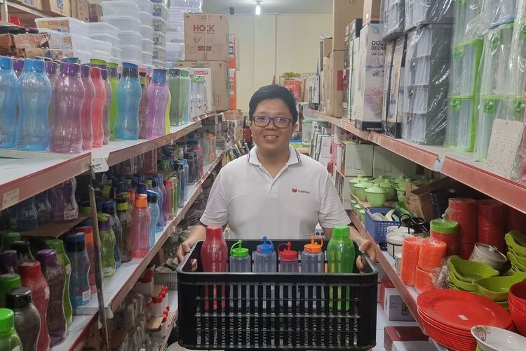 Jony Kosasih, pemilik toko perlengkapan dapur online Dapur Oke di Lazada, membuktikan bahwa bisnis keluarga yang telah berdiri puluhan tahun bisa sukses bertransformasi di era digital. Berawal dari toko kecil di Depok, Jony jeli melihat peluang besar di ranah eCommerce.