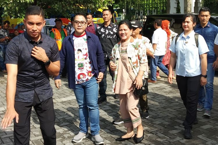 Ibu Negara Iriana Jokowi hadir dalam prosesi pemberangkatan putranya, Gibran Rakabuming Raka untuk mendaftar sebagai bakal calon wali Solo ke DPD PDI-P Jateng di gedung Graha Saba Buana Solo, Jawa Tengah, Kamis (12/12/2019).