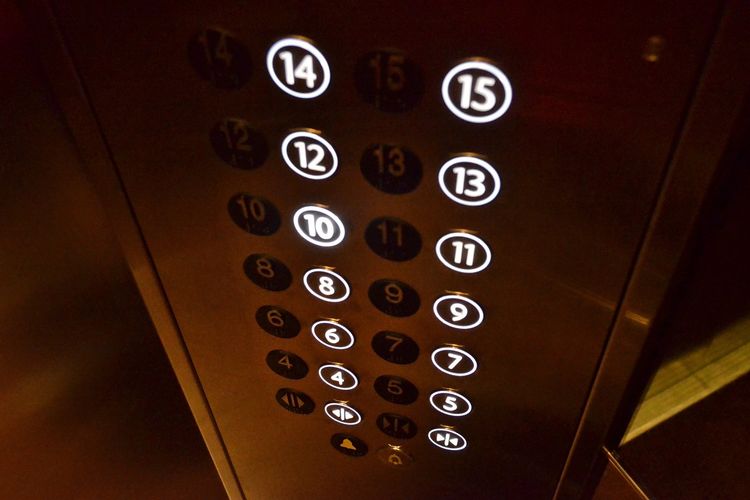 Ilustrasi tombol di lift.