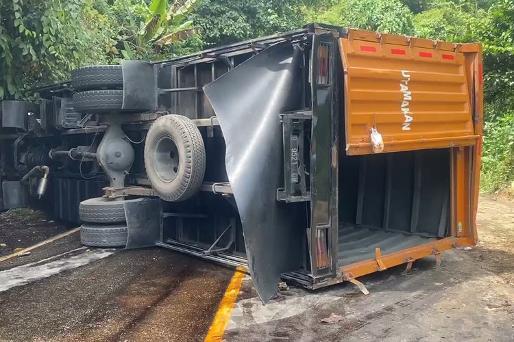 Rem Blong, Truk Kontainer Terguling hingga Tutup Trans-Sulawesi, Sopir Dilarikan Ke RS