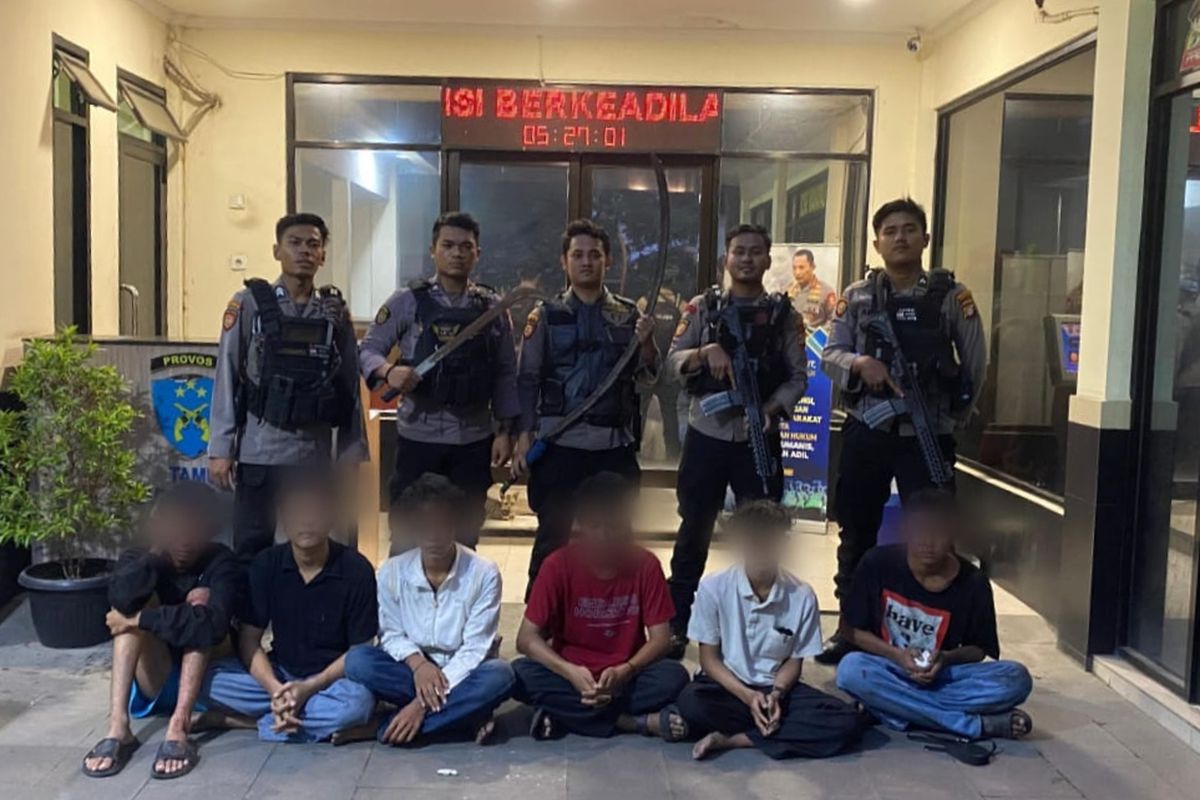 Polisi menangkap remaja yang hendak tawuran di Cengkareng, Jakarta Barat, Senin (1/1/2024). 