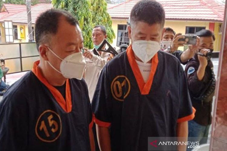 Dua warga China yang ditahan oleh Polres Kotawaringin Barat di Pangkalan Bun, Selasa (23/2/2021). 