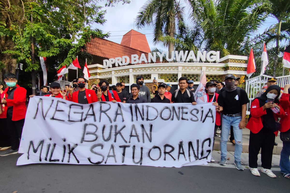 Massa yang terdiri dari mahasiswa dan masyarakat sipil juga membawa boneka pocong serta dupa dan kembang sebagai simbol matinya demokrasi.
