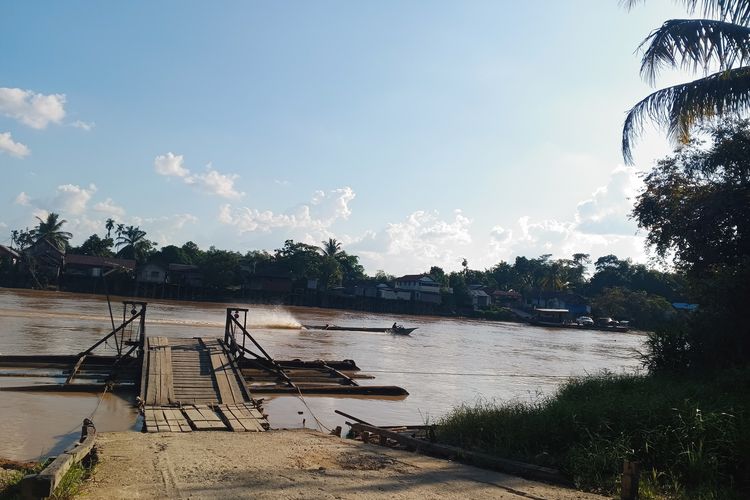 Perahu mesin melintasi Sungai Kuatan yang mengalir hingga Desa Barunang, Kapuas Tengah, Kabupaten Kapuas.
