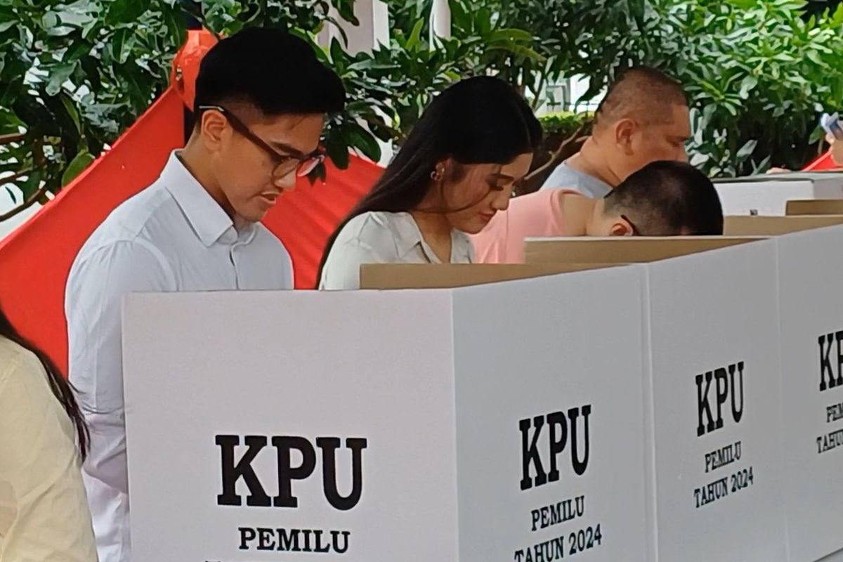 Ketua Umum Partai Solidaritas Indonesia (PSI) Kaesang Pangarep bersama istrinya Erina Gudono saat menggunakan hak pilihnya di TPS 063 Apartemen Taman Rasuna, Setiabudi, Jakarta Selatan, Rabu (14/2/2024).