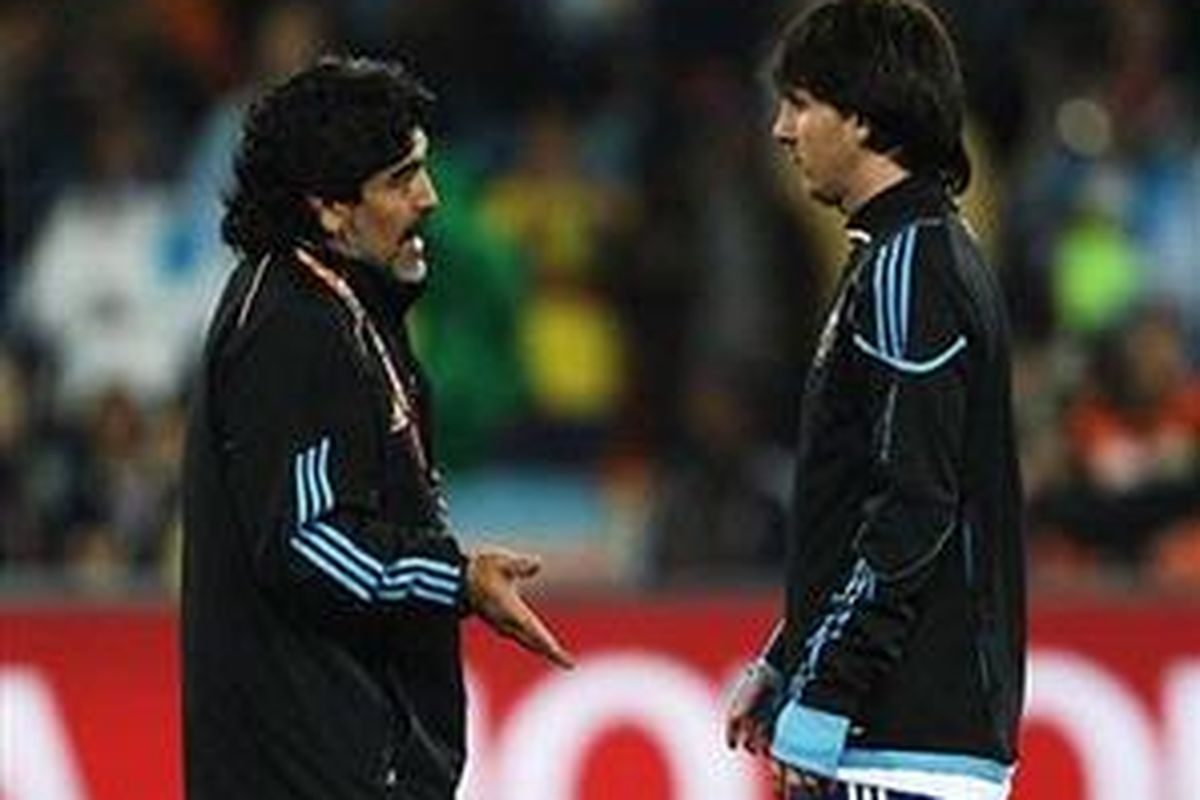 Diego Maradona (kiri) dan Lionel Messi.