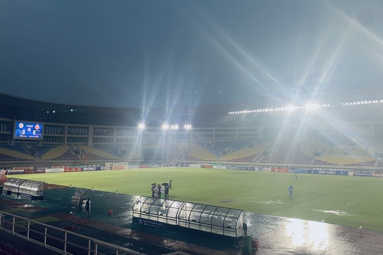 Suasana dihentikannya pertandingan akibat hujan deras saat berlangsungnya pertandingan pekan ke-17 Liga 1 2022-2023 antara PSS Sleman melawan Persija Jakarta di Stadion Manahan Solo, Jumat (23/12/2022) sore.